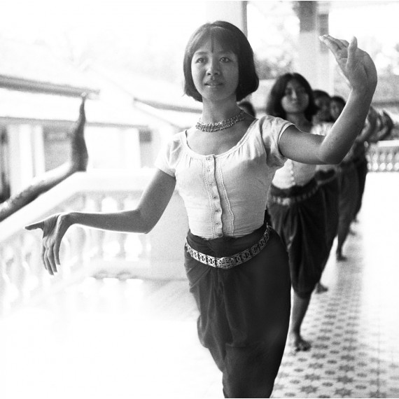 Mem Kossony and the dancers of the Palais Royal