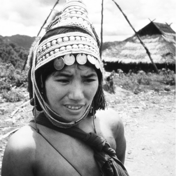 « Jeune femme à la coiffe » Les Akhas, Laos